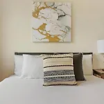 2Br Alluring Apartment With Laundry - Cullom D3