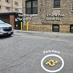 Club Salon Sleeps 10-20 Free Parking & Tv