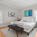 Brilliant Downtown Chicago 3-Bedroom Condominium
