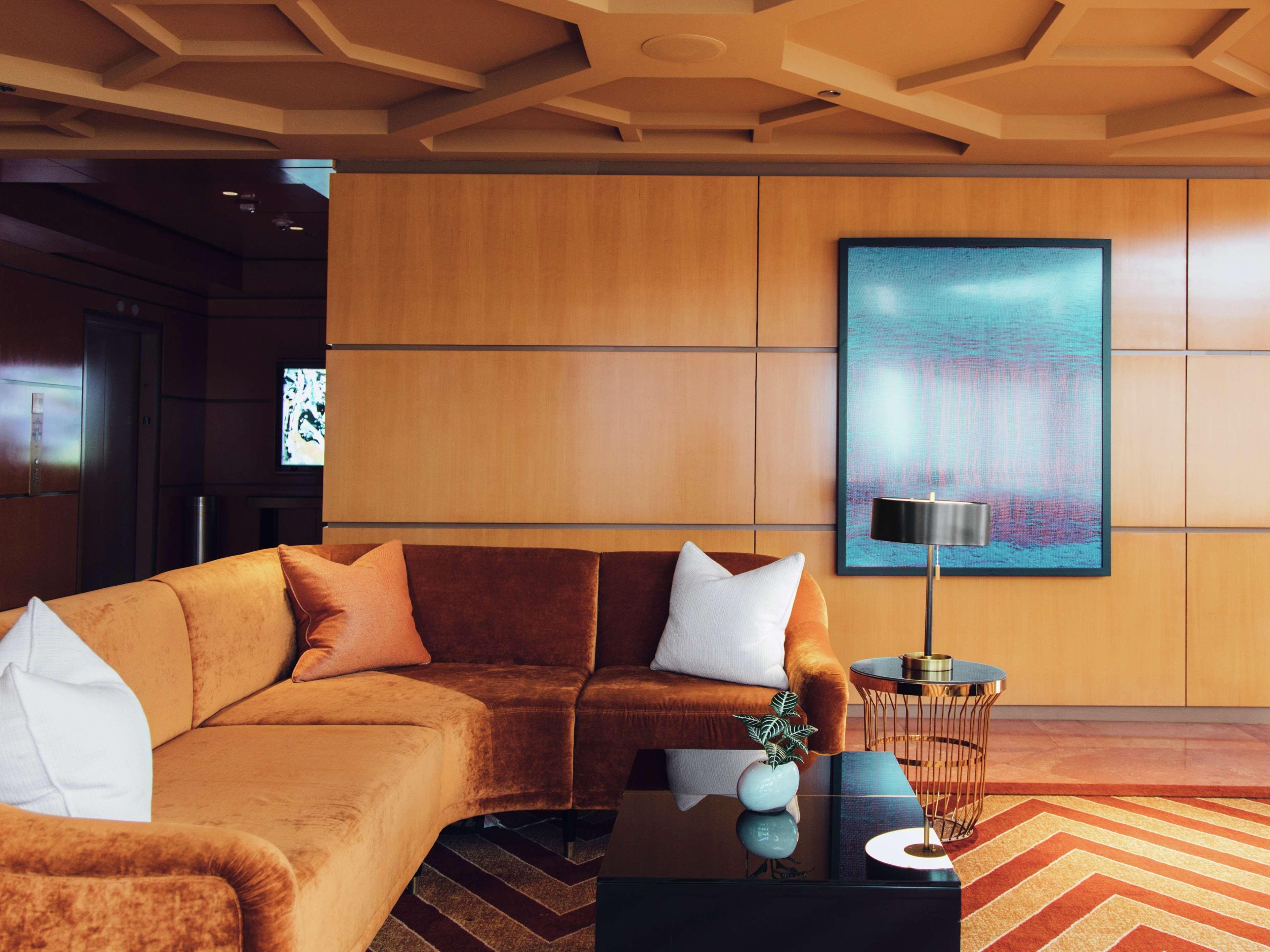 Hotel By Marriott Downtown Magnificent Mile 5*
