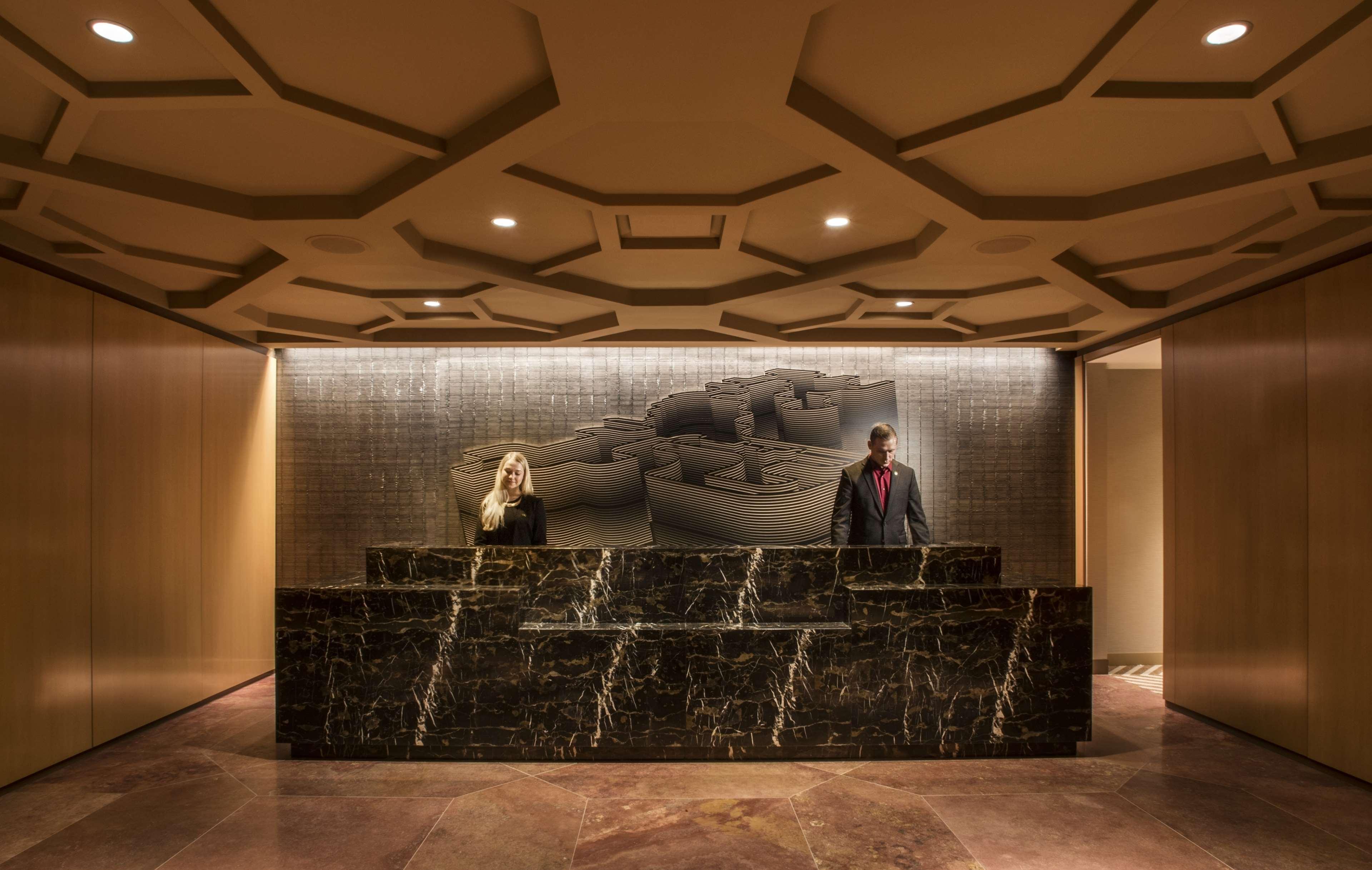 By Marriott Downtown Magnificent Mile 5*