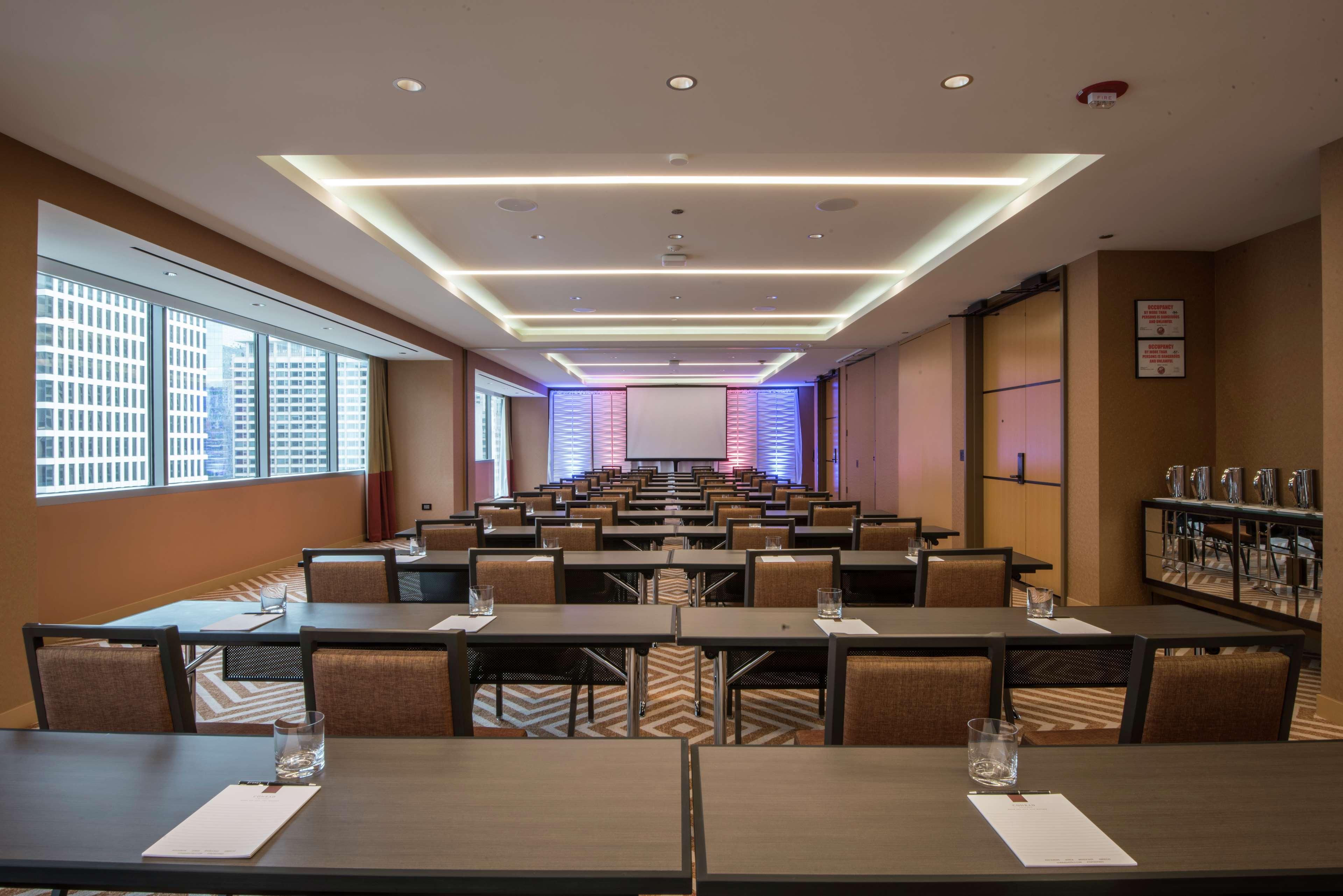 By Marriott Downtown Magnificent Mile 5*
