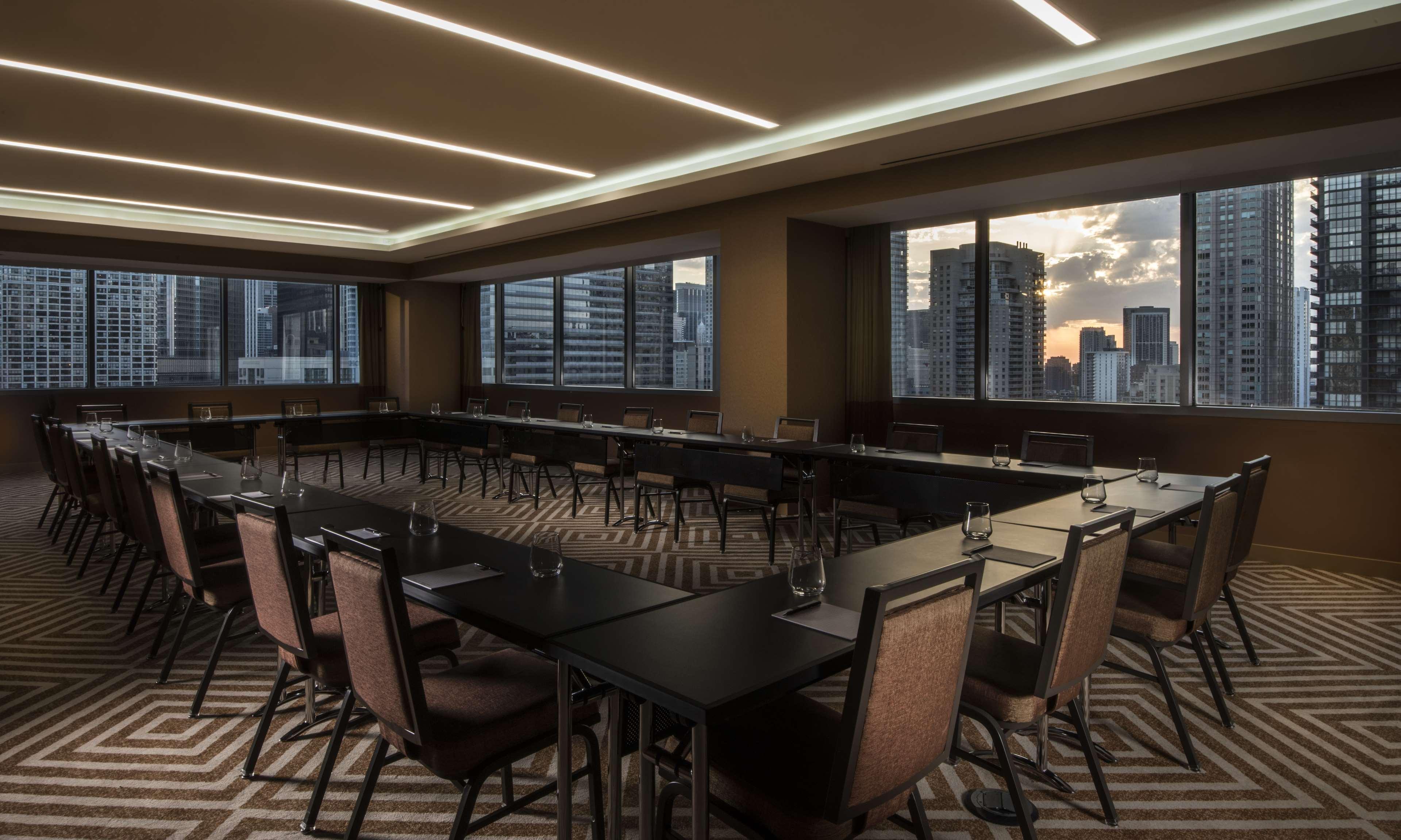 By Marriott Downtown Magnificent Mile 5*
