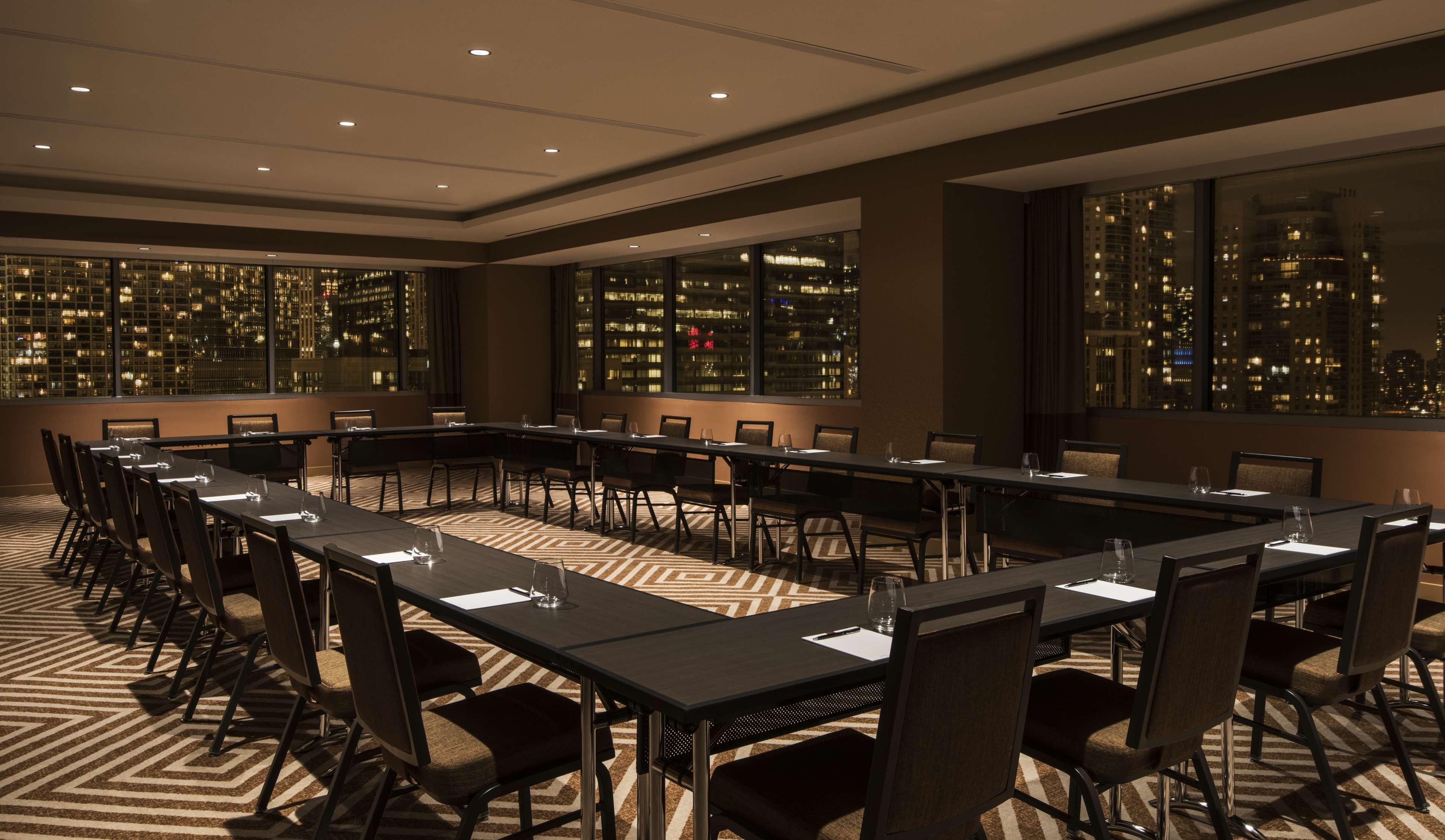 By Marriott Downtown Magnificent Mile 5*