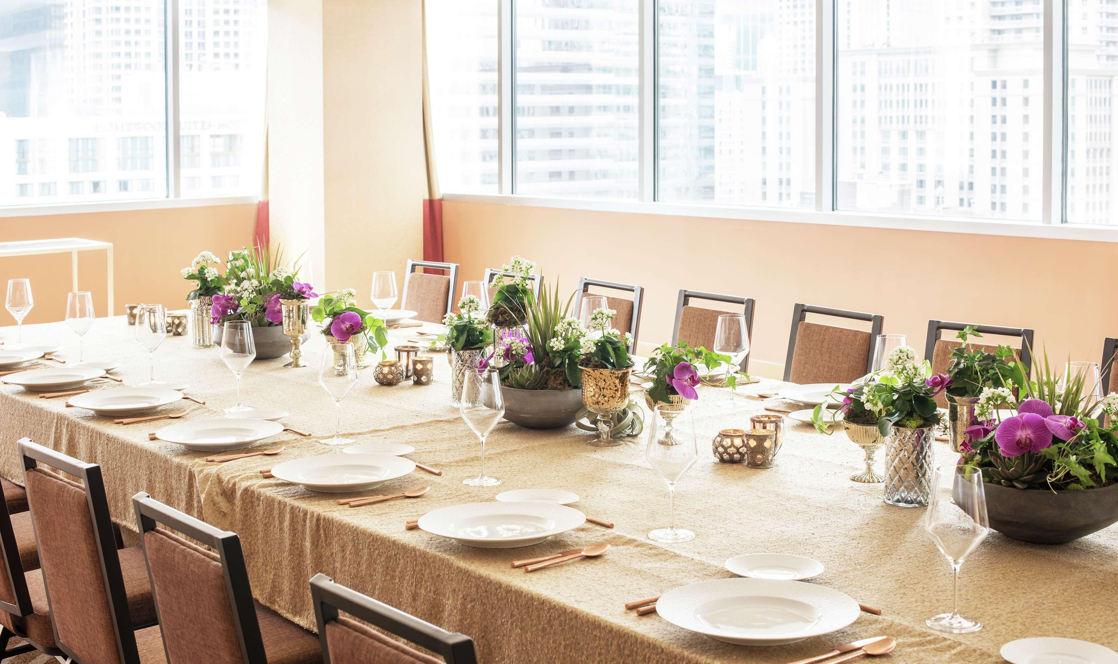 Hotel By Marriott Downtown Magnificent Mile 5*