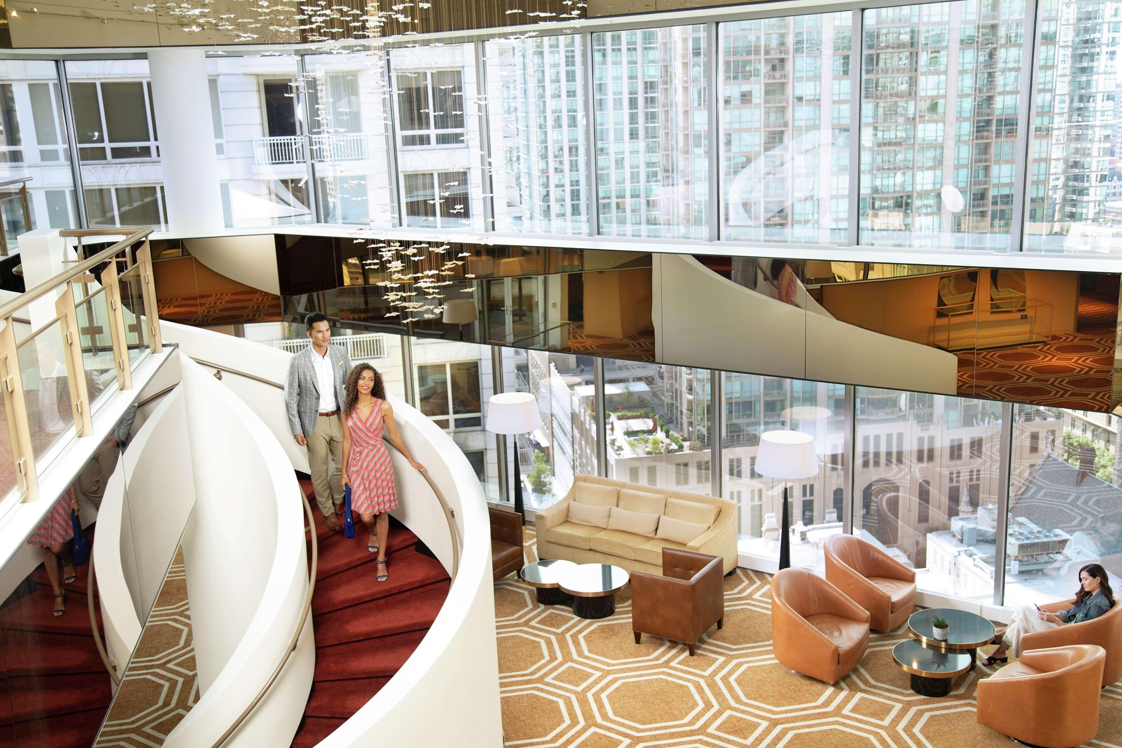 Hotel By Marriott Downtown Magnificent Mile 5*
