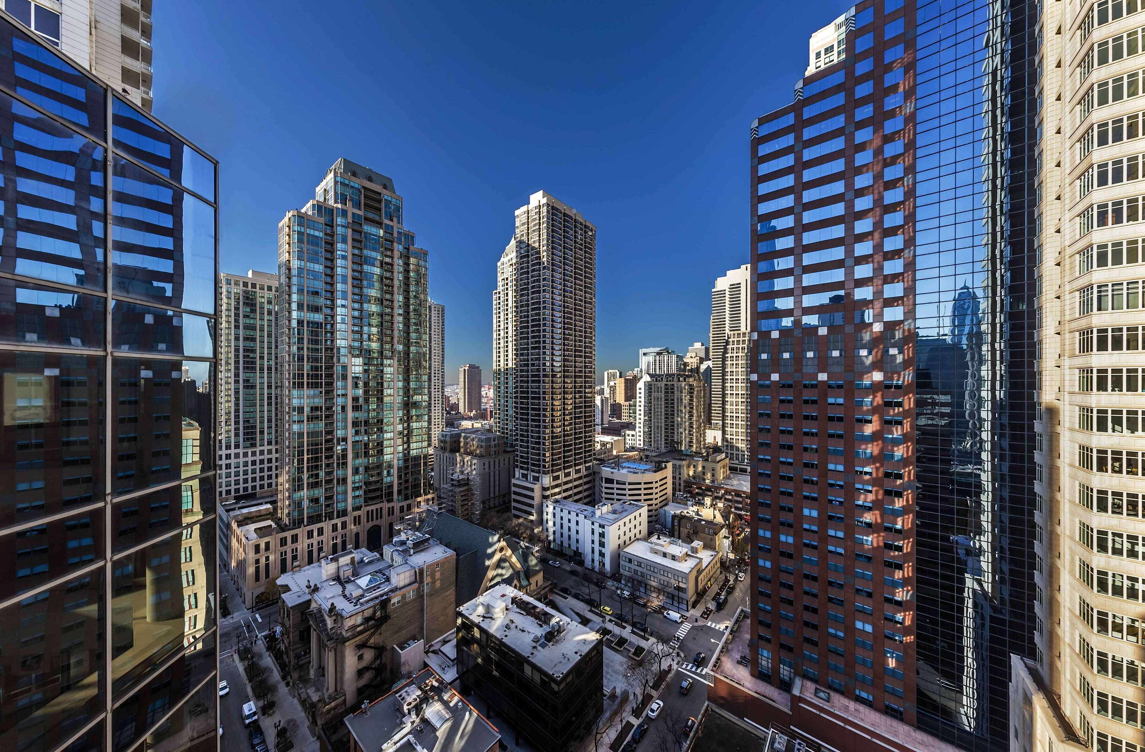Hotel By Marriott Downtown Magnificent Mile 5*