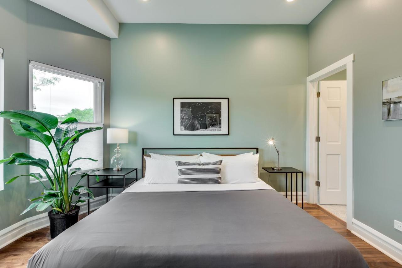Private Deck And Backyard Perfect For Your Entire Group! Walk To The United Center Casa de férias