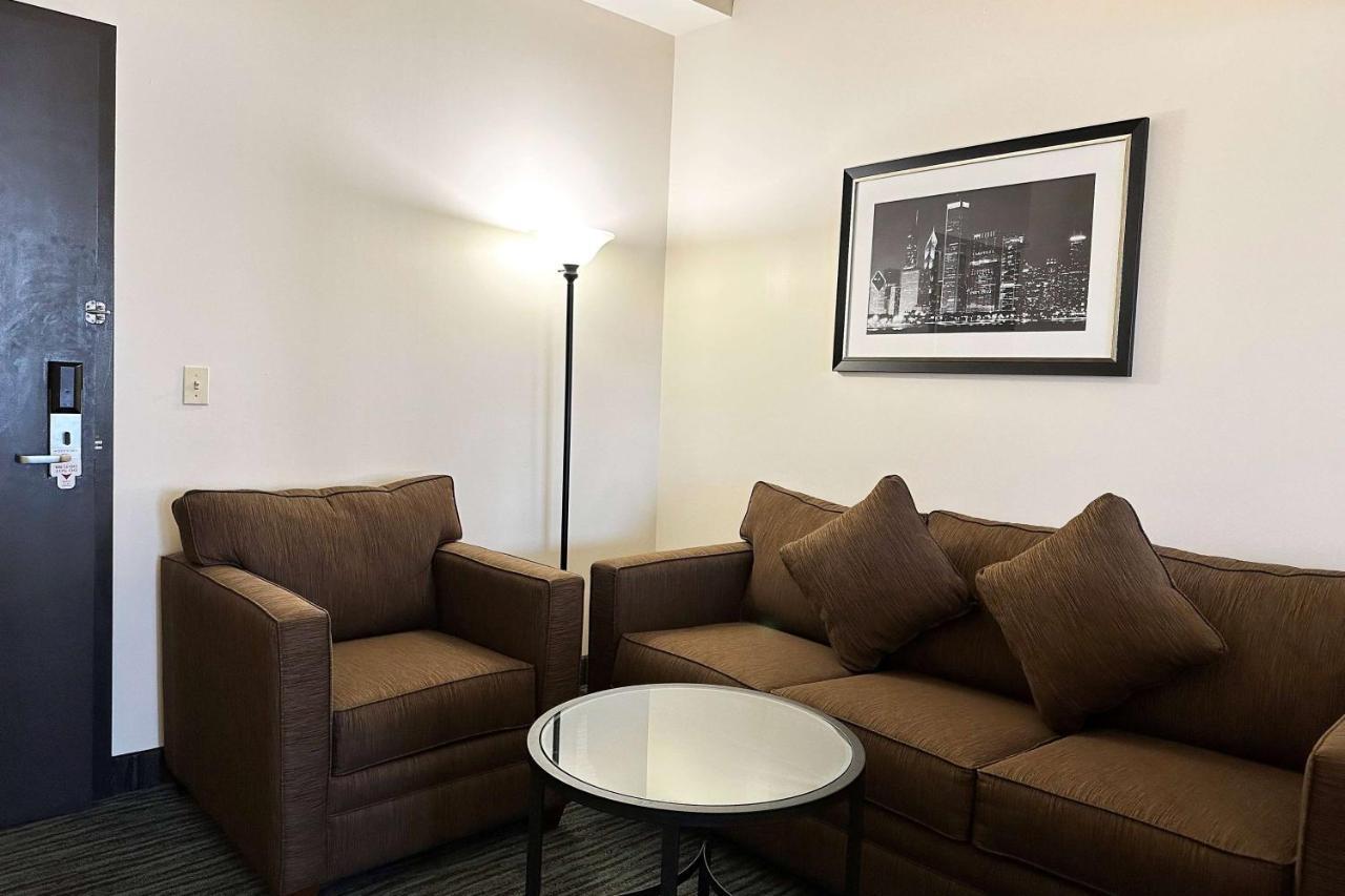 South Loop Hotel 3*