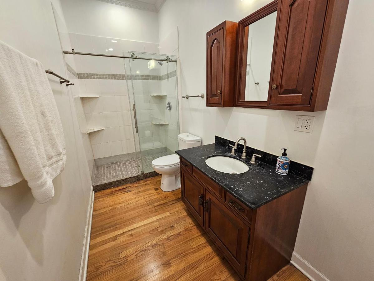 Apartment Club Salon Sleeps 10-20 Free Parking & Tv *