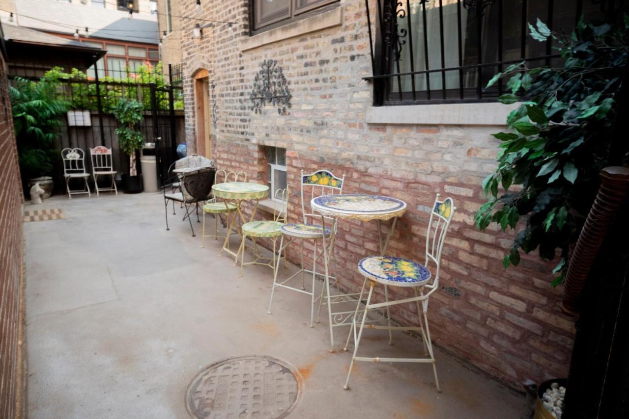 Club Salon Sleeps 10-20 Free Parking & Tv Apartment
