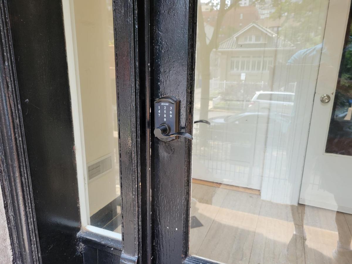 Club Salon Sleeps 10-20 Free Parking & Tv * Chicago