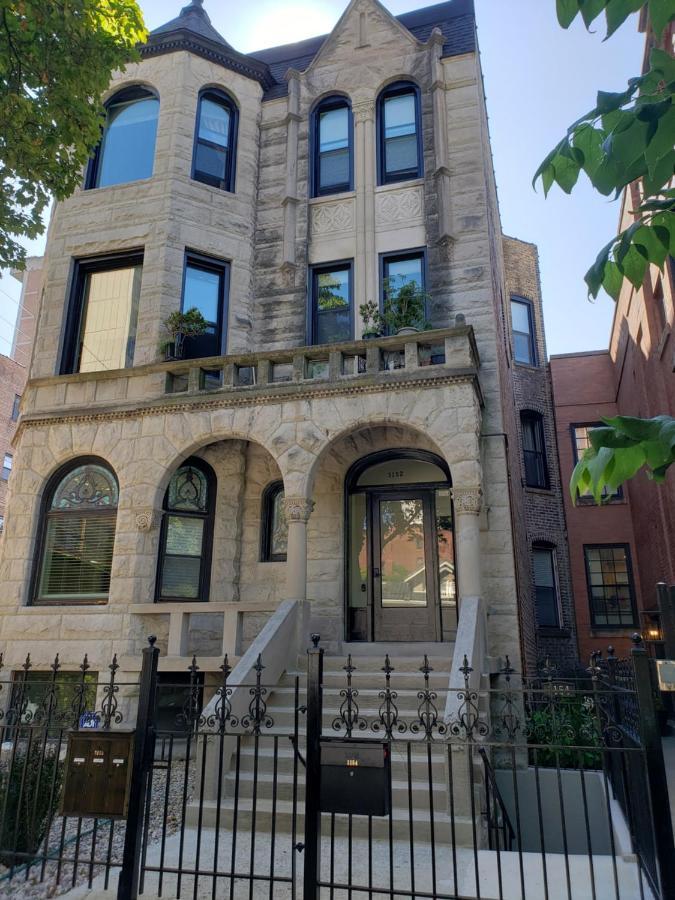 Club Salon Sleeps 10-20 Free Parking & Tv * Chicago