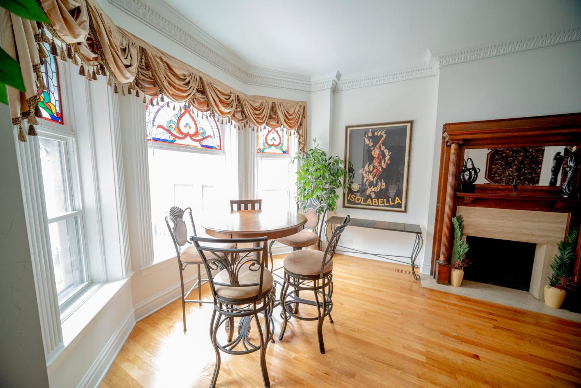 Club Salon Sleeps 10-20 Free Parking & Tv Apartment Chicago