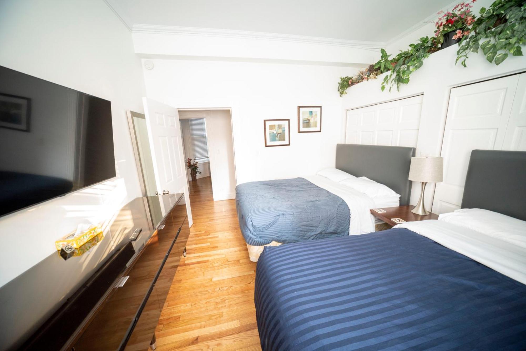 Club Salon Sleeps 10-20 Free Parking & Tv Apartment *