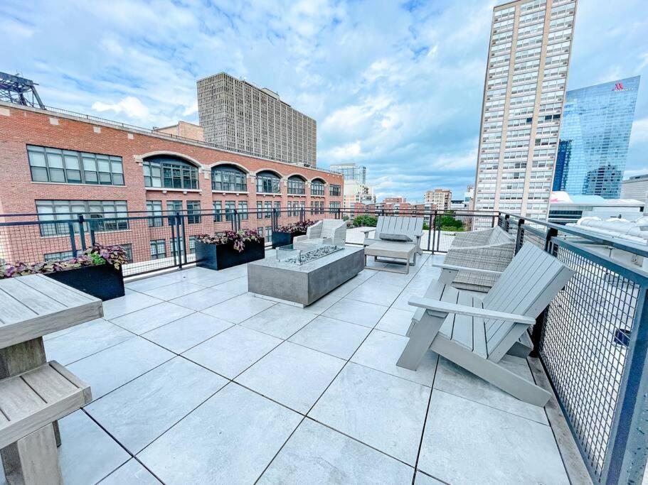 Mccormick 2br/2ba Oasis With Optional Parking, Patio, Gym For Up To 6 Guests Chicago
