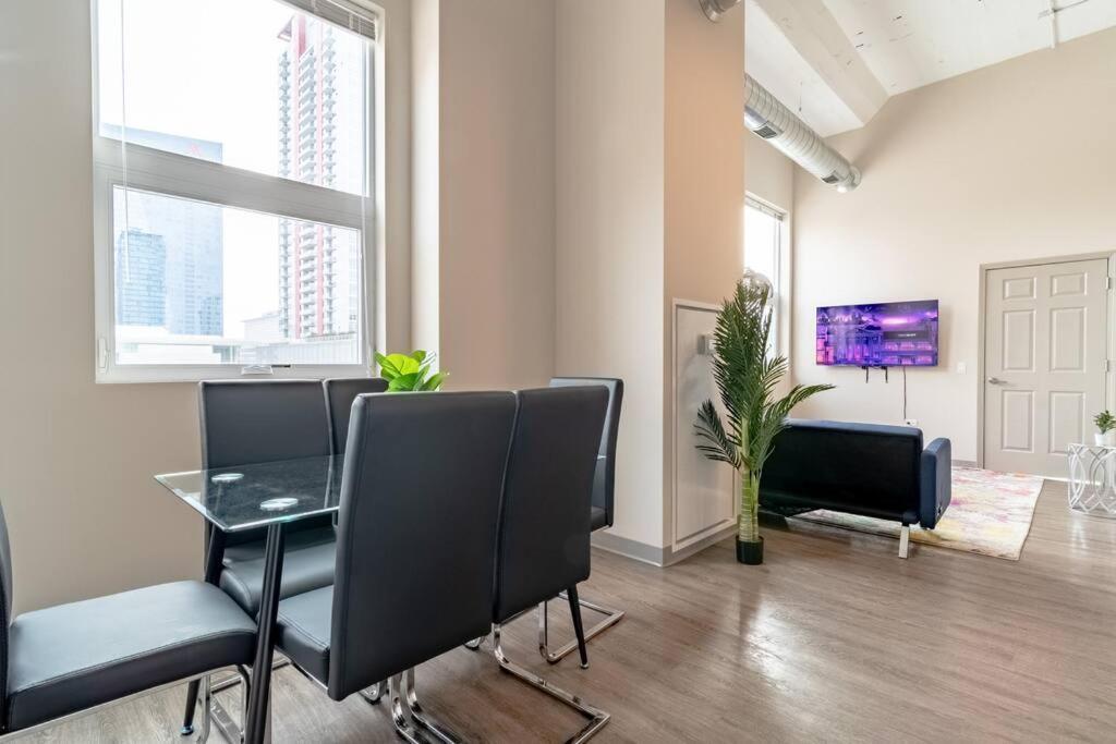 Mccormick 2br/2ba Oasis With Optional Parking, Patio, Gym For Up To 6 Guests
