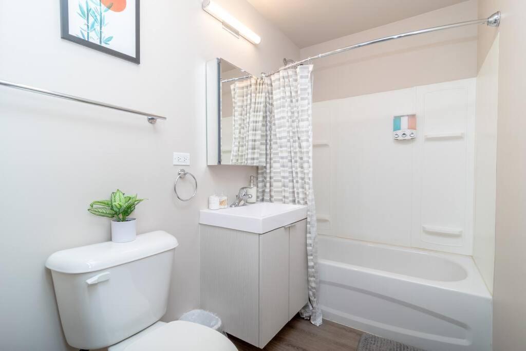 Apartment Mccormick 2br/2ba Oasis With Optional Parking, Patio, Gym For Up To 6 Guests Chicago