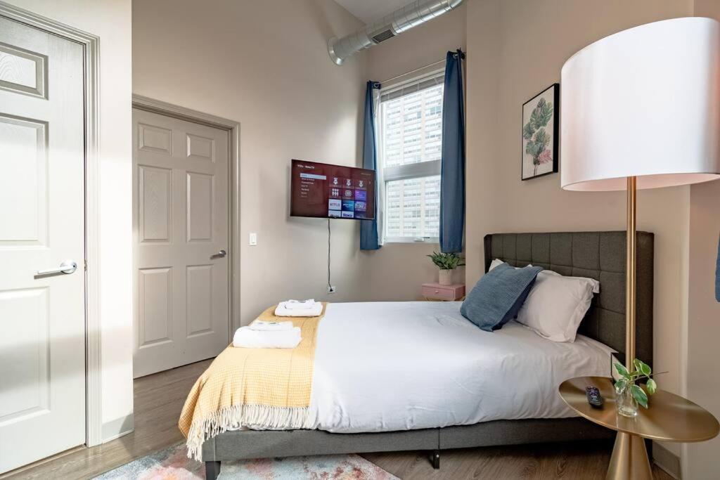 Mccormick 2br/2ba Oasis With Optional Parking, Patio, Gym For Up To 6 Guests Apartment