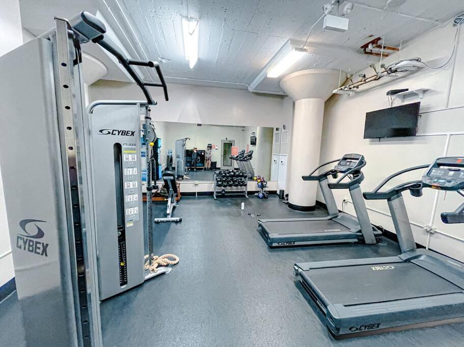 Apartment Mccormick 2br/2ba Oasis With Optional Parking, Patio, Gym For Up To 6 Guests