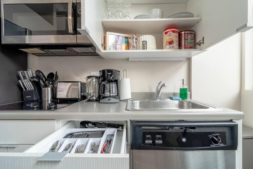 Mccormick 2br/2ba Oasis With Optional Parking, Patio, Gym For Up To 6 Guests Apartment Chicago