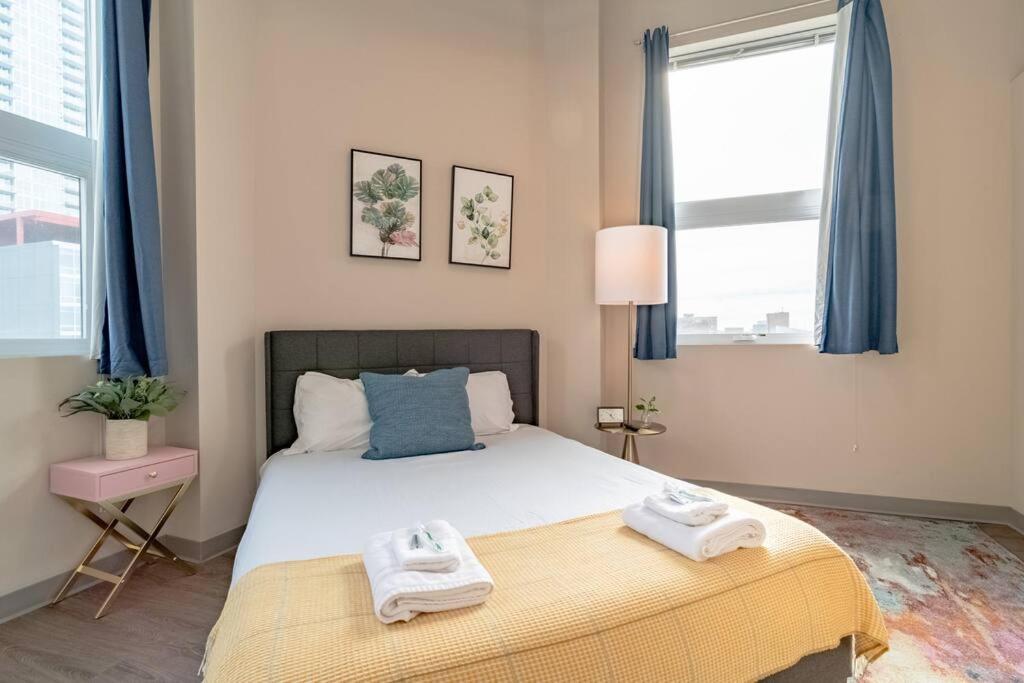 Mccormick 2br/2ba Oasis With Optional Parking, Patio, Gym For Up To 6 Guests Apartment