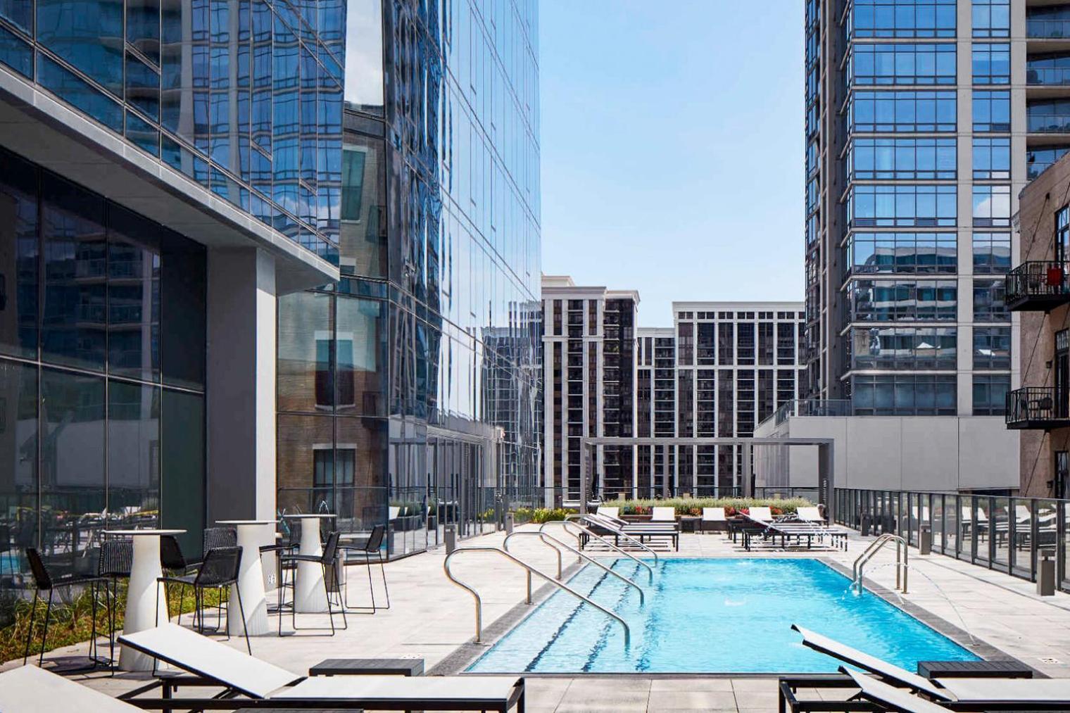 S Loop W Gym Pool Wd Nr The L Chi-185 * Chicago