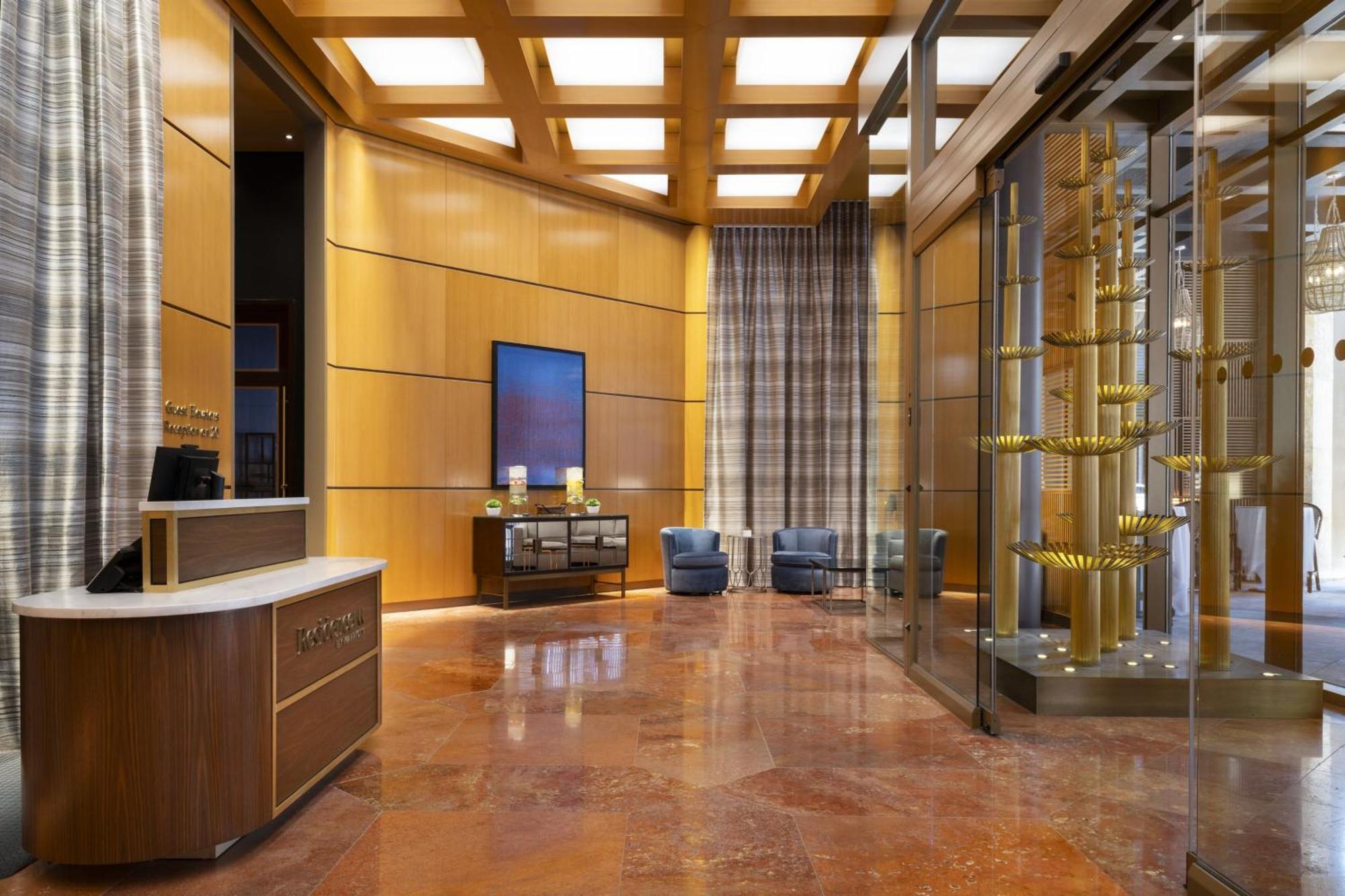 By Marriott Downtown Magnificent Mile Hotel 5*