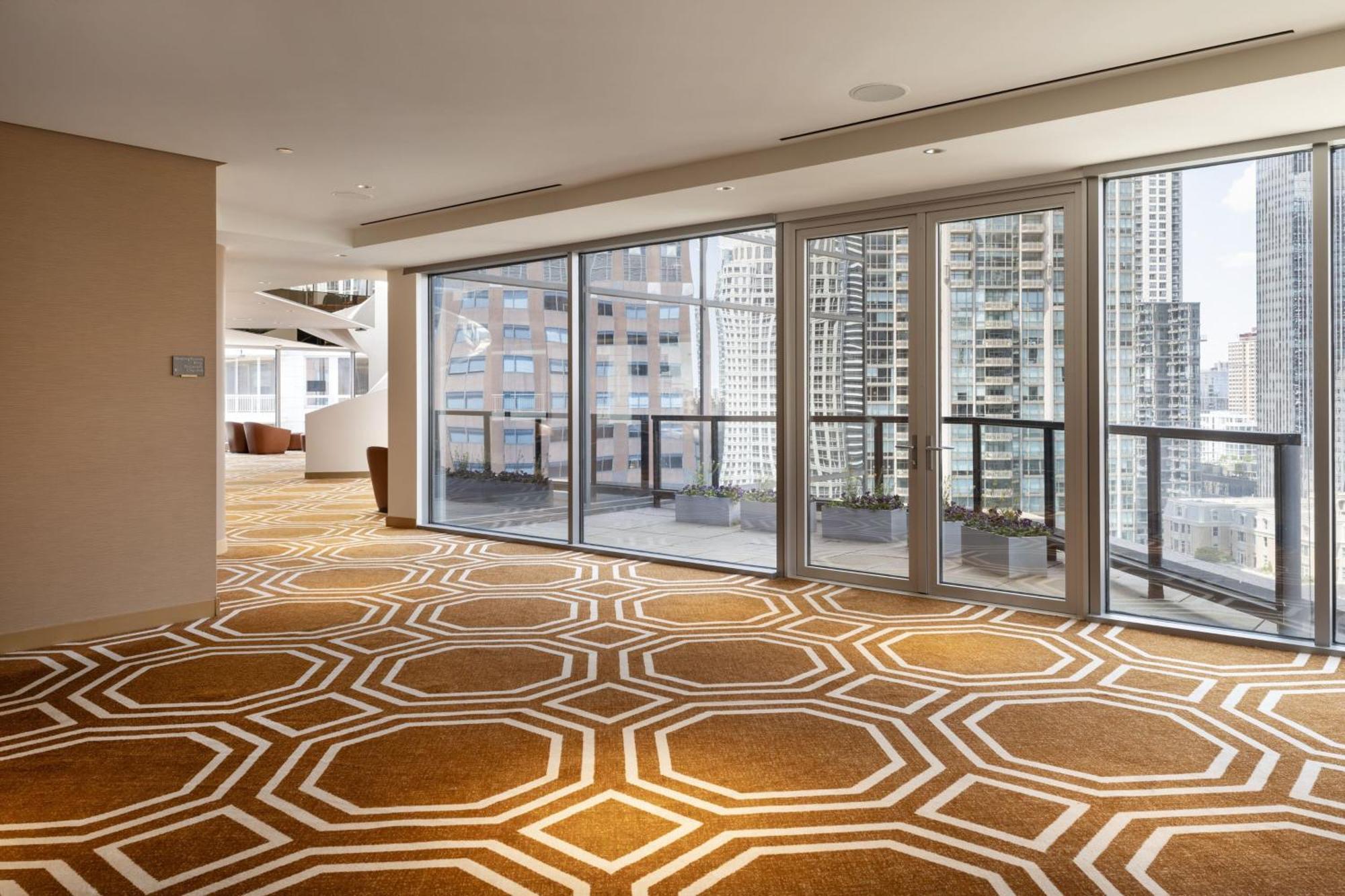 Hotel By Marriott Downtown Magnificent Mile 5*