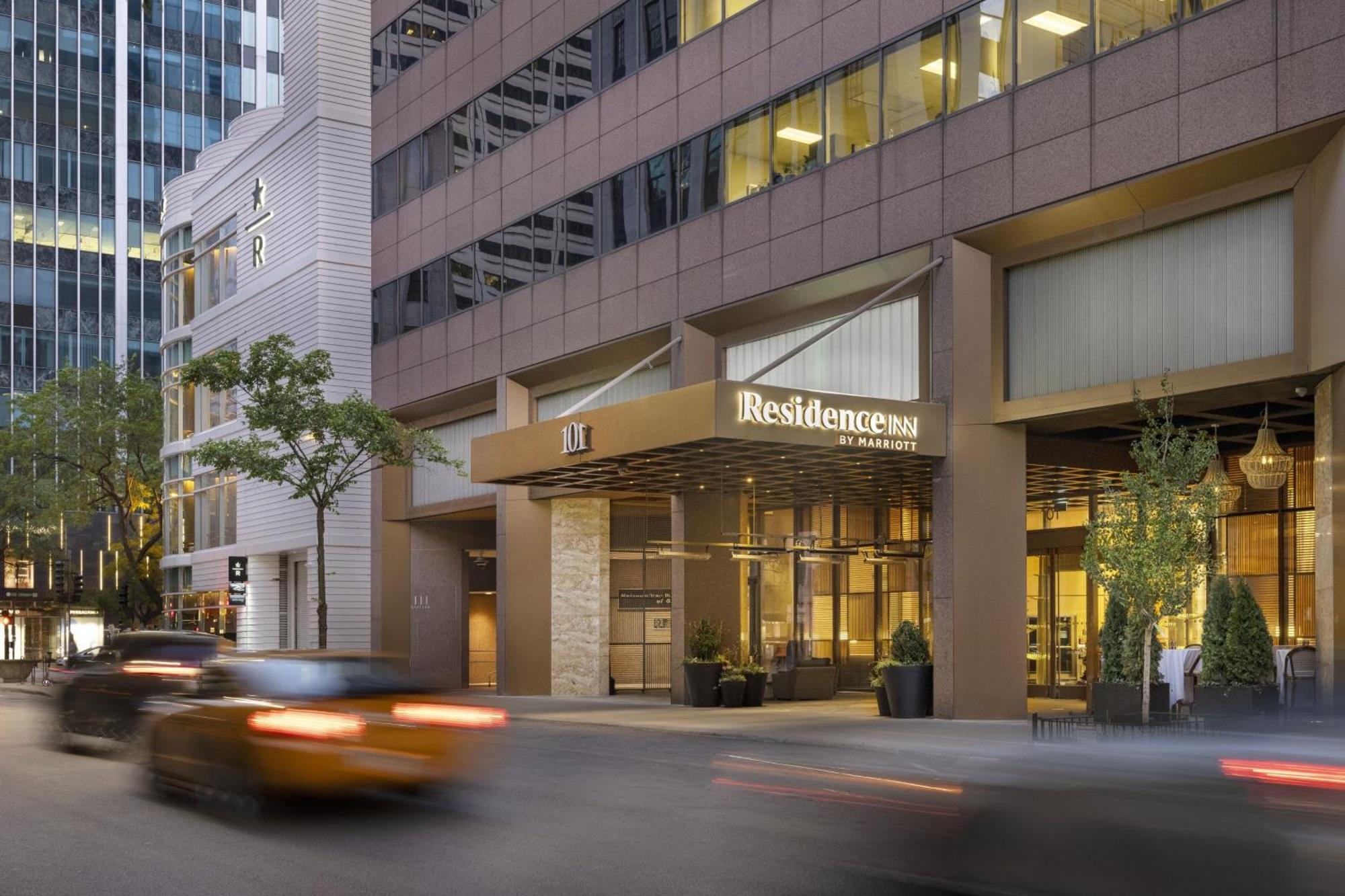 By Marriott Downtown Magnificent Mile 5*