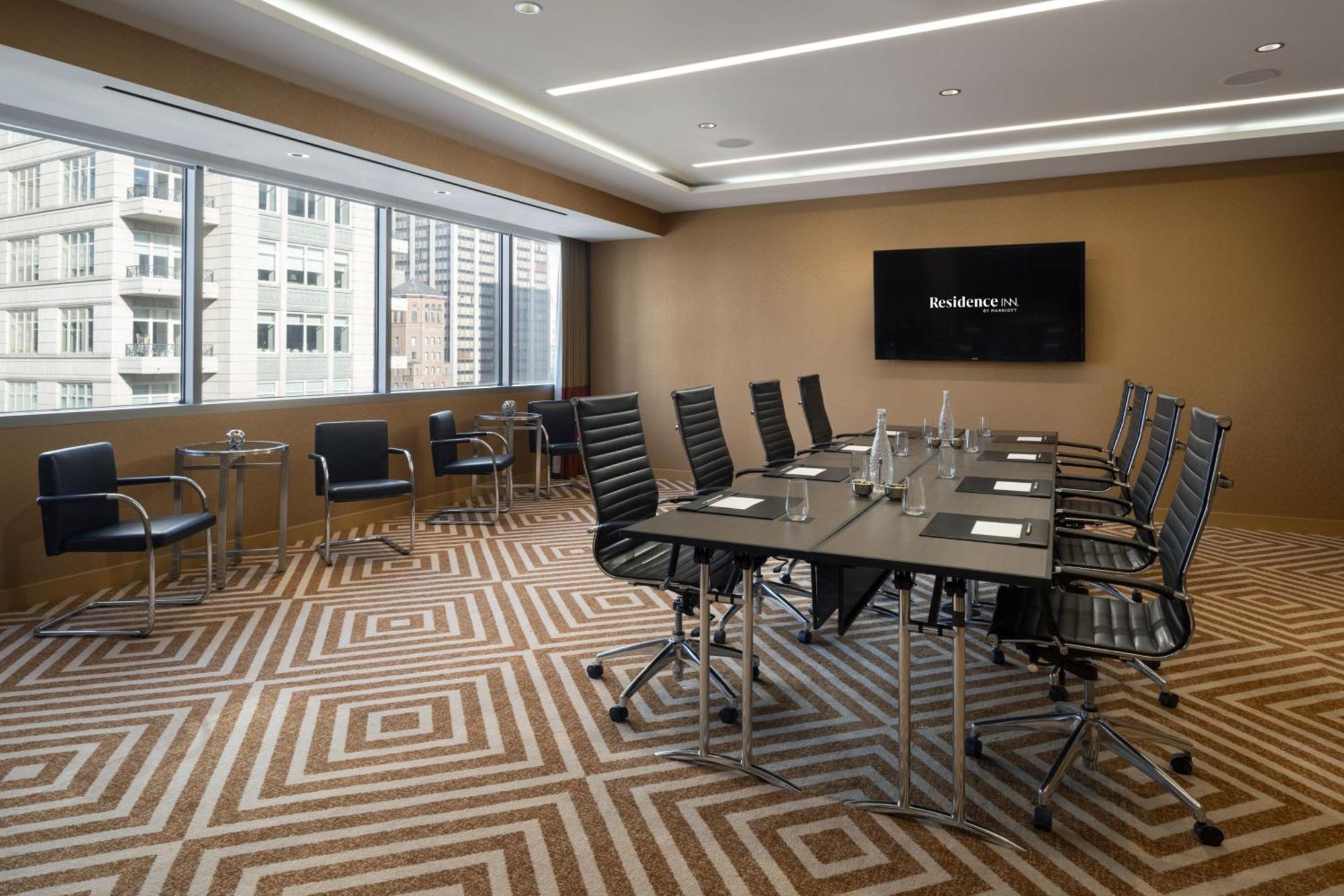 By Marriott Downtown Magnificent Mile 5*