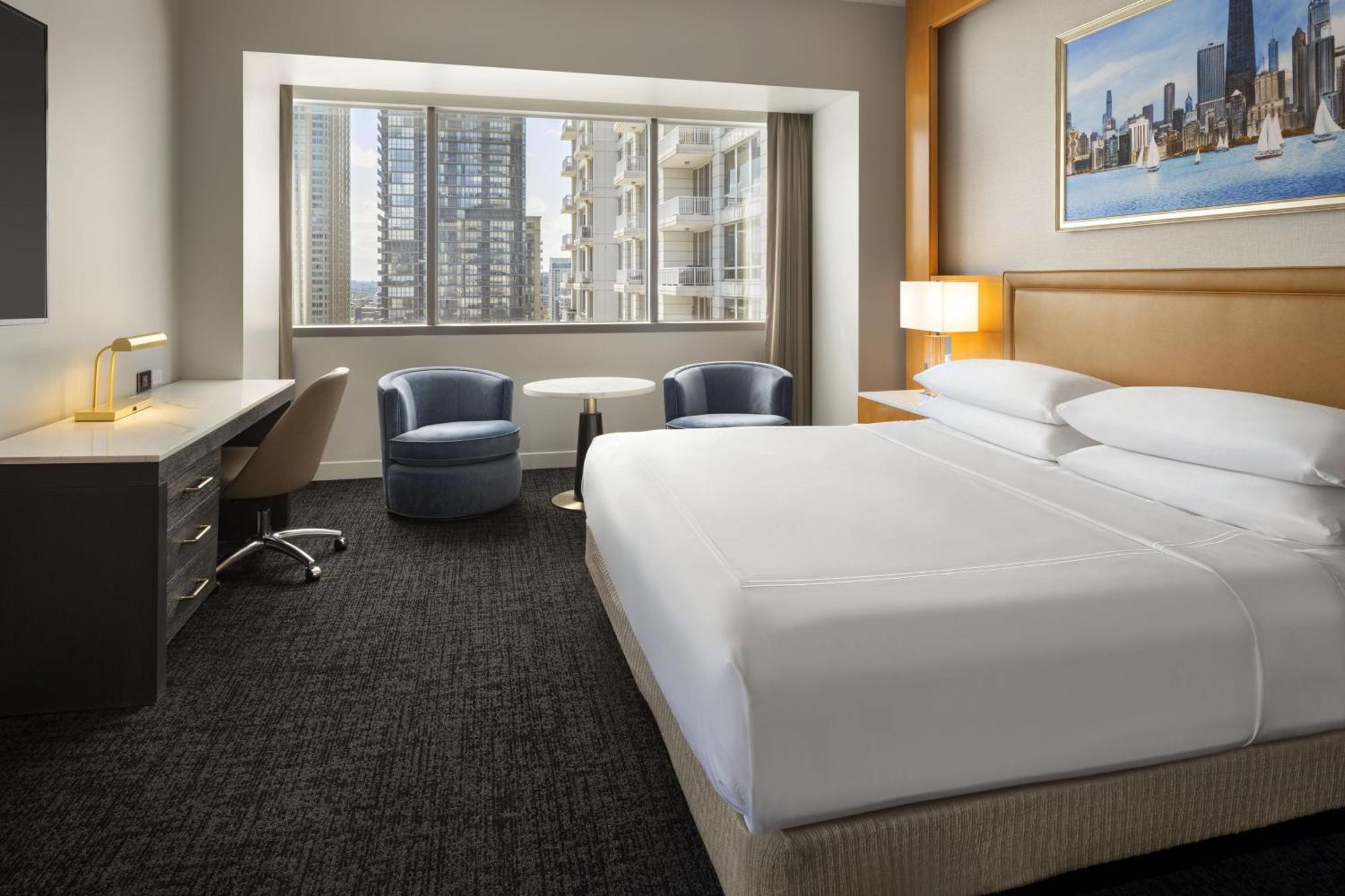 Hotel By Marriott Downtown Magnificent Mile 5*