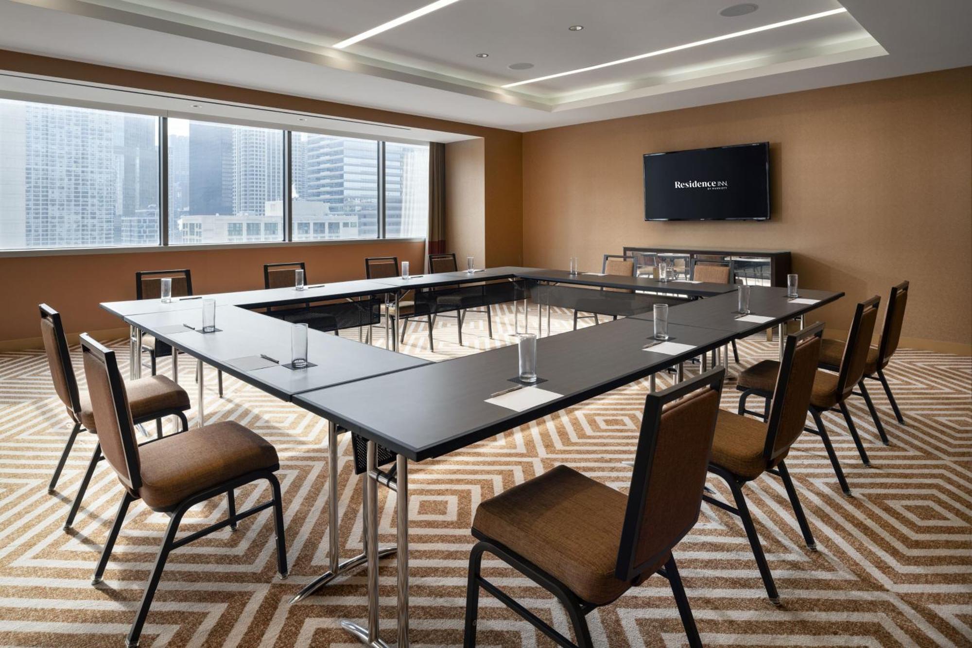 By Marriott Downtown Magnificent Mile 5*