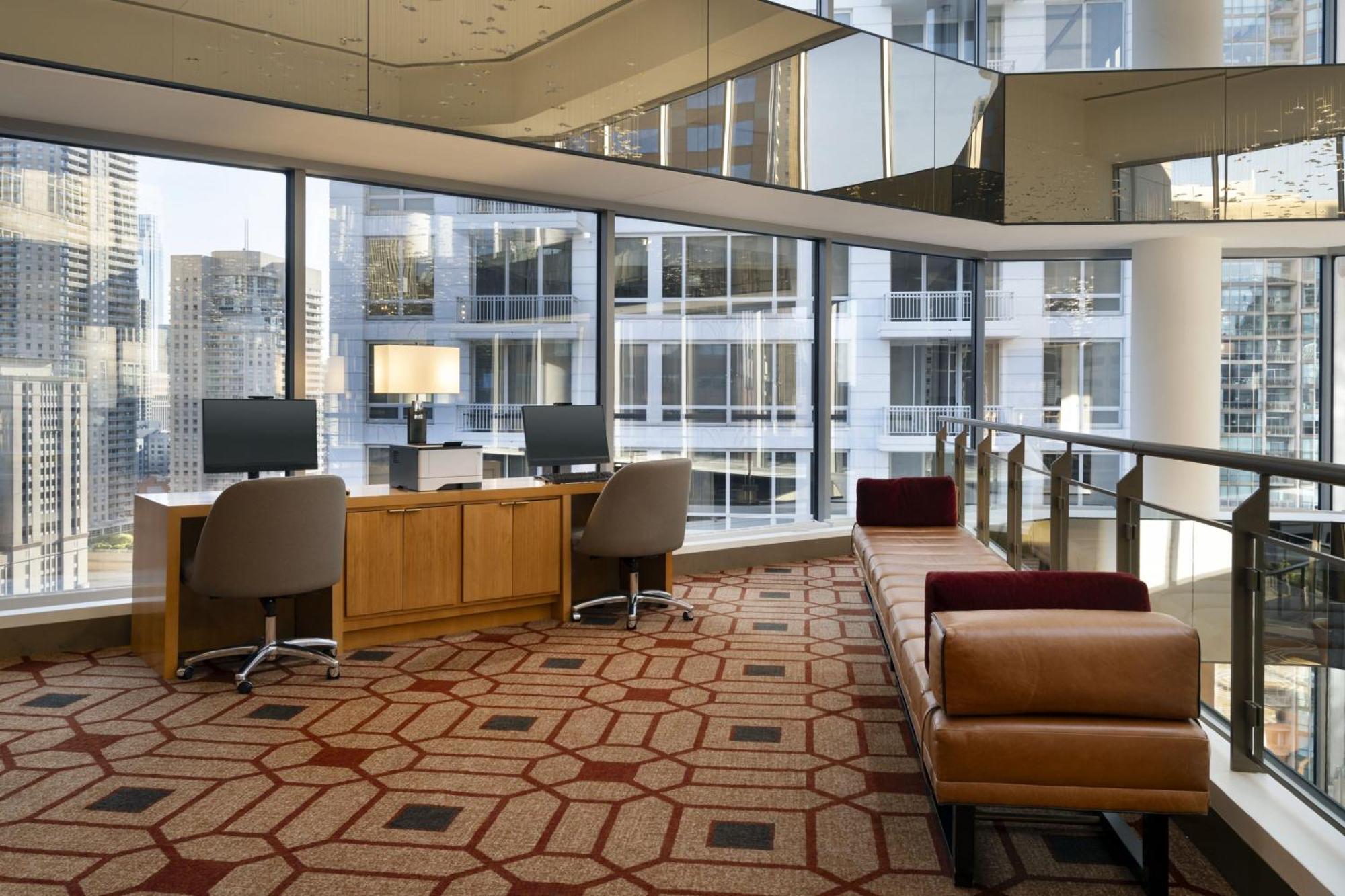 By Marriott Downtown Magnificent Mile Hotel 5*