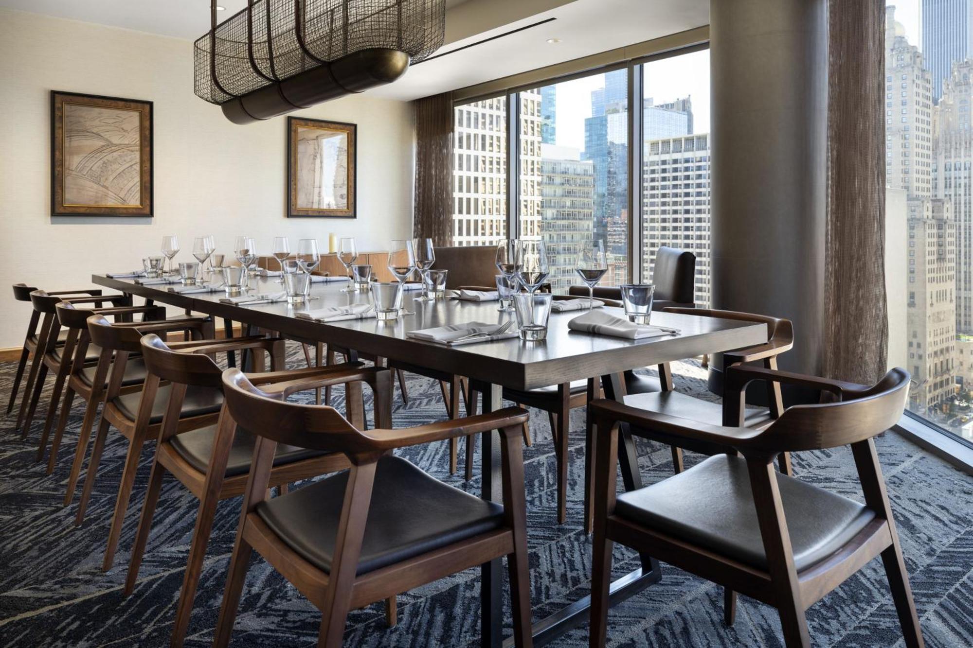 By Marriott Downtown Magnificent Mile 5*