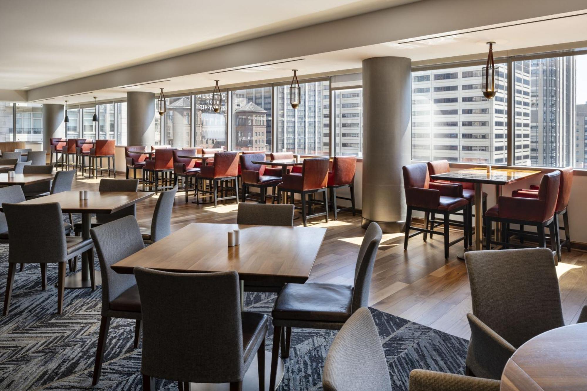 Hotel By Marriott Downtown Magnificent Mile 5*