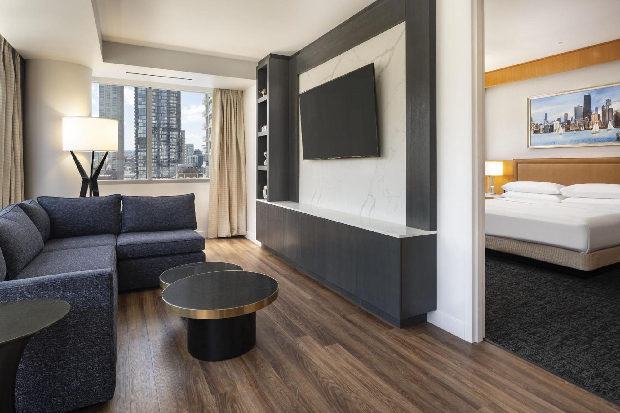 By Marriott Downtown Magnificent Mile 5*