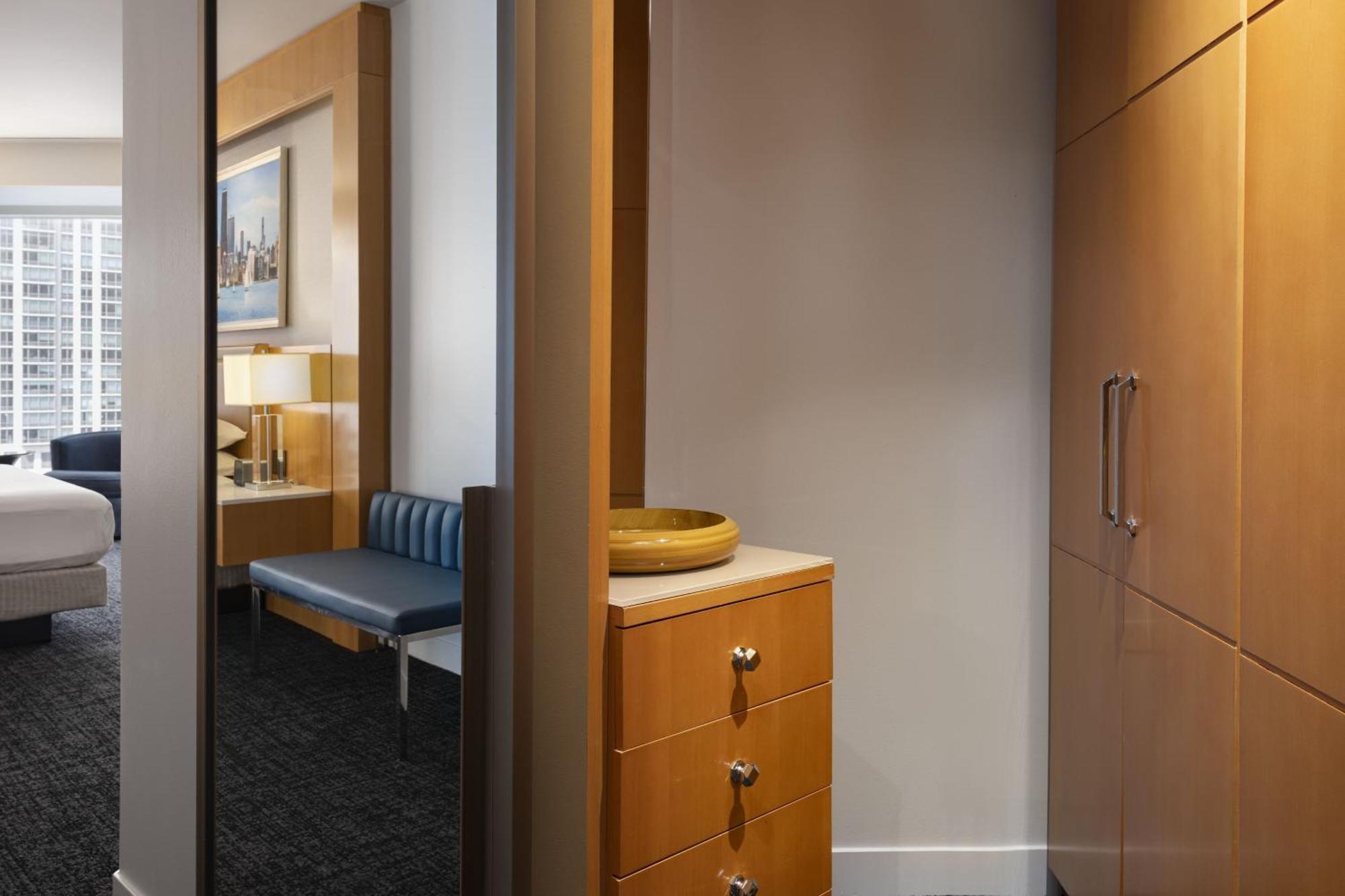 Hotel By Marriott Downtown Magnificent Mile 5*