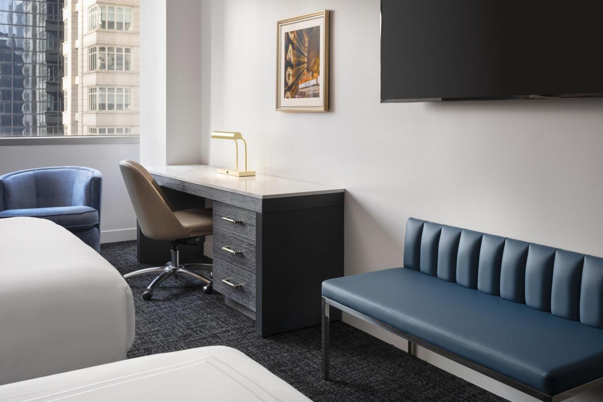 By Marriott Downtown Magnificent Mile Hotel 5*