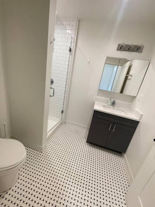 Luxurious 4 Bedroom Retreat In The Heart Of Chicago's Vibrant Downtown Apartment *
