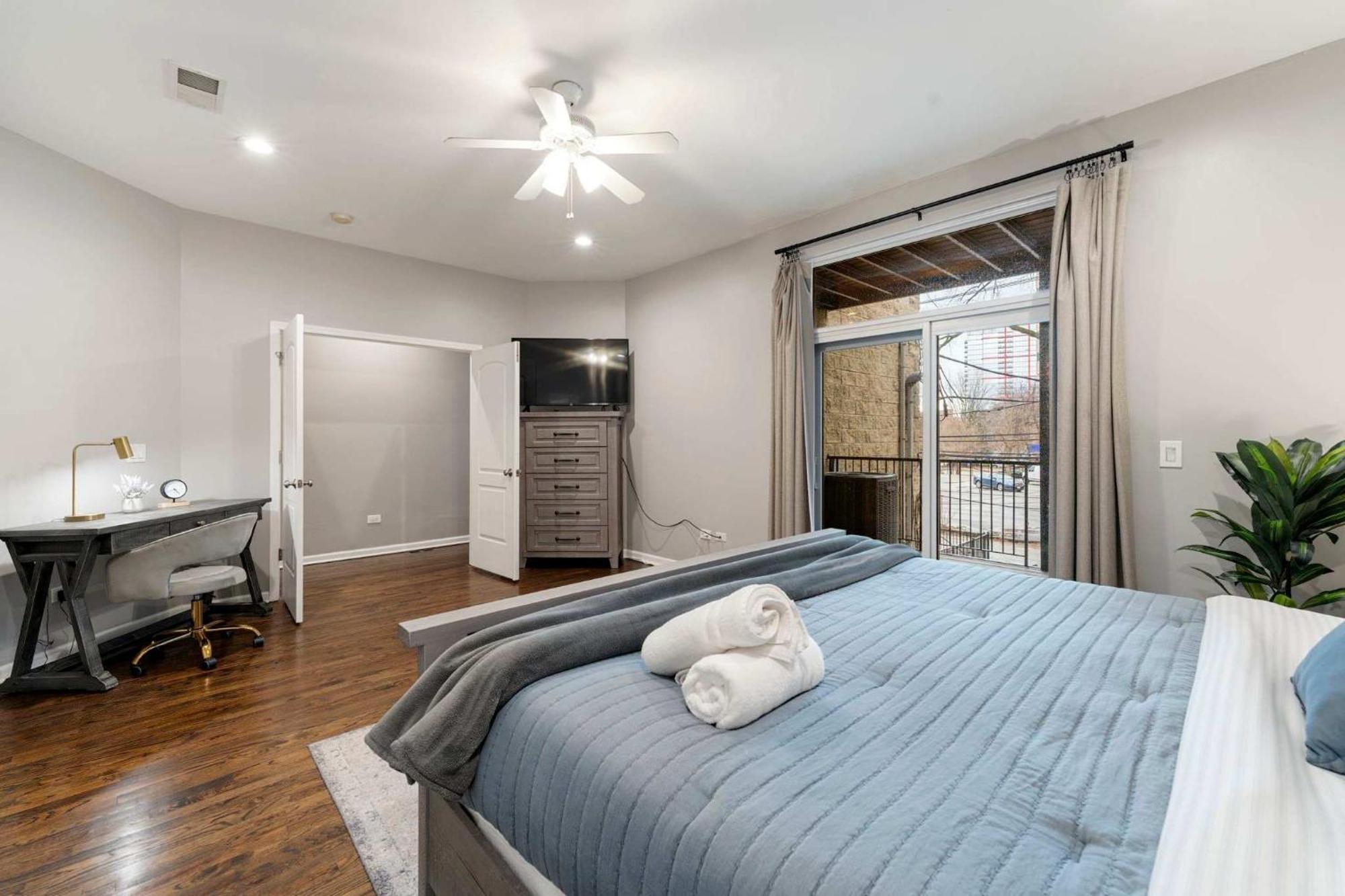 Apartment South Loop Three Bedroom Two Bath Chicago