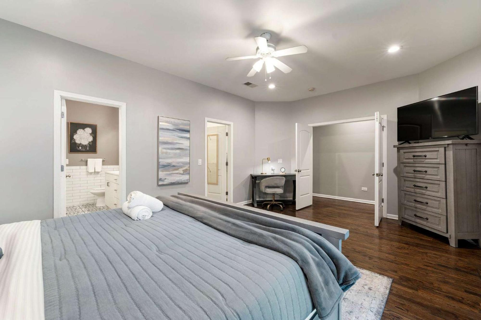 Apartment South Loop Three Bedroom Two Bath *