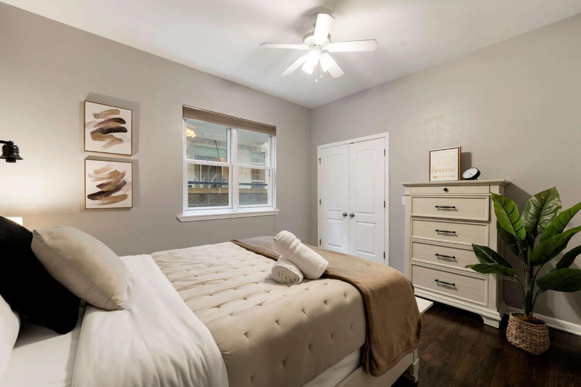 Apartment South Loop Three Bedroom Two Bath