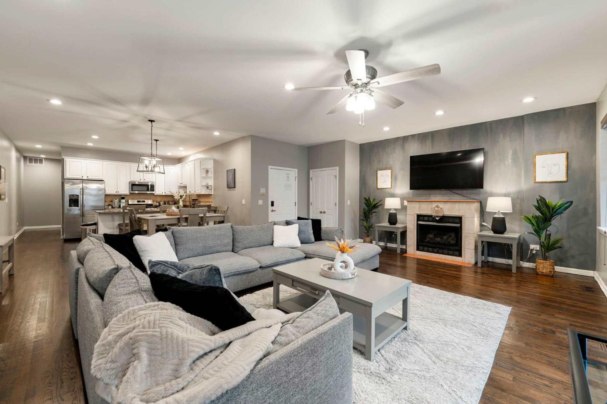 South Loop Three Bedroom Two Bath