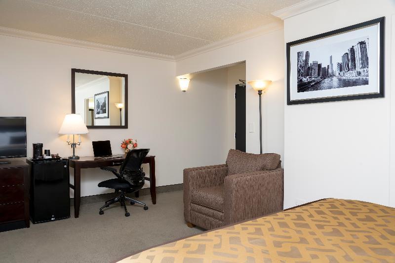 South Loop Hotel 3*