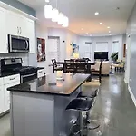 Beautiful 2 Bedroom 2 Bath Near United Center