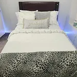 Beautiful 2 Bedroom 2 Bath Near United Center