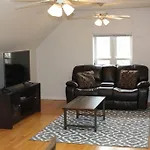 Lincoln Park Living - 3 Queen Beds - Sleeps 6