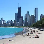 Beautiful Magnificent Mile Street Condo That Sleeps 8 Guests