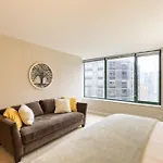 Captivating Apartment With Pier Views, Pool And Gym